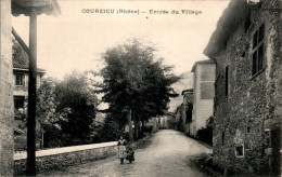 Courzieu Canton De Vaugneray Entrée Du Village Rhône 69690 Dos Vert Cpa Non Ecrite Au Dos En B.Etat - Sonstige & Ohne Zuordnung