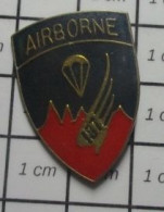 912A Pin's Pins / Beau Et Rare /  MILITARIA / BADGE AIRBORNE US ARMY - Militaria
