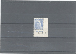 VARIÉTÉS -N°718A -MARIANNE DE GANDON -4,50F BLEU -COIN DE FEUILLE DATÉ 13-1-47 -OVAL BLANC -A DROITE DU MENTON - Neufs