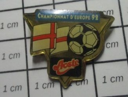 413c Pin's Pins / Beau Et Rare / SPORTS / FOOTBALL CHAMPIONNAT D'EUROPE 1992 ANGLETERRE DRAPEAU RUSSIE ? Variante AOSTE - Fussball