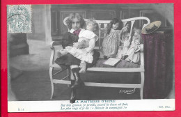 CPA La Maitresse D'école, Jeune Fille, Fillette, Jouets Poupées, Voyagées 1907 Voir Scanne ND Phot "la Classe Est Finie" - Ecoles
