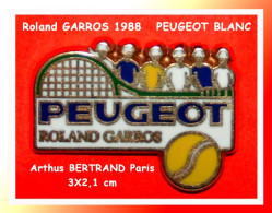 SUPER PIN'S "Roland GARROS 88, PEUGEOT" Version BLANCHE En ZAMAC Base Or, Signé Arthus BERTRAND - Arthus Bertrand