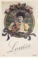 Prénoms - N°67137 - Louise - Jeune Femme Tenant Un Bouquet De Roses Dans Un Médaillon - Prénoms