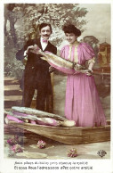 *CPA - 1er Avril - Couple Avec Poissons Et Barque - 1er Avril - Poisson D'avril