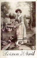 *CPA - 1er Avril - Jeune Femme Avec Poissons Et Corbeille De Fleurs - 1er Avril - Poisson D'avril