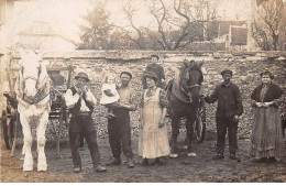 Métiers - N°86650 - Charbonniers Avec Leur Famille Dans Une Cour - Carte Photo à Localiser - Kunsthandwerk