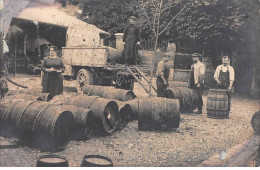 Métiers - N°84172 - Une Femme, Et Des Hommes Chargeant Des Tonneaux - Artisanat - Carte Photo à Localiser - Artisanat