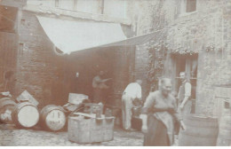 Métiers - N°86649 - Hommes Et Une Femme Dans Une Cour De Ferme Avec Un Bouilleur De Cru ??? - Carte Photo à Localiser - Artisanat