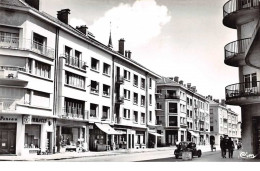 88 . N°101692  . Cpsm .9x14 Cm  .charmes .rue Maurice Barres . - Charmes