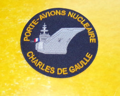 TISSU PATCH : PORTE-AVIONS NUCLEAIRE CHARLES DE GAULLE , DIAMETRE 9 CM , BON ETAT VOIR PHOTO . POUR TOUT RENSEIGNEMENT M - Scudetti In Tela