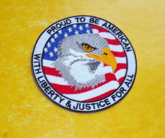 TISSU PATCH : PROUD TO BE AMERICAIN  WITH LIBERTY & JUSTICE FOR ALL   , DIAMETRE 9 CM , BON ETAT VOIR PHOTO . POUR TOUT - Patches