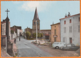 CPSM   De 63 ST-GERMAIN-LEMBRON   " La Place De Gignat Et L'église "  Non écrite  Animée Avec Voitures DS Et PEUGEOT - Saint Germain Lembron