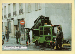 Remplissage D'un Véhicule De Nettoyage Urbain Près Du Centre Pompidou En Novembre 1987 (75) Paris / N° CD 16 - Sonstige & Ohne Zuordnung