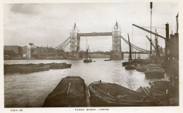 878 LONDON  TOWER BRIDGE  10514-26 D. F. & Son, London. - Tower Of London