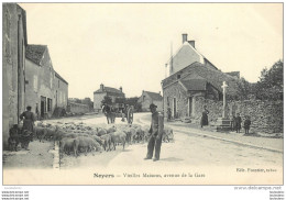 NOYERS VIEILLES MAISONS  AVENUE DE LA GARE ET TROUPEAU - Noyers Sur Serein