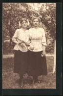 Foto-AK Zwei Junge Damen Mit Tennisschläger Auf Einer Wiese  - Tennis
