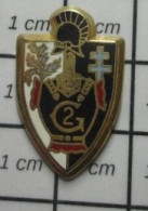 221 Pin's Pins / Beau Et Rare : MILITARIA / BLASON PUCELLE 2e REGIMENT DU GENIE Par BALLARD - Militaria