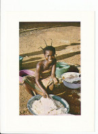 Carte Double 10.5 X 14  Tchad ?  Fillette Rapant Le Manioc (Photo Trichet)    Avec Correspondance à L'intérieur - Tchad