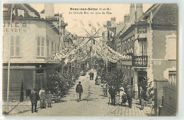 14119 - BRAY SUR SEINE - LA GRANDE RUE UN JOUR DE FETE - Bray Sur Seine