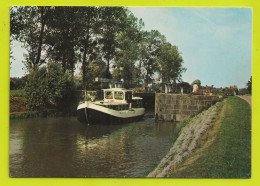 Canal Du NIVERNAIS Petite Péniche Ou Pénichette Sortant D'une écluse - Houseboats