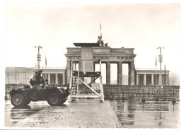 CPSM ALLEMAGNE - BERLIN - Brandenburger  Tor - Checkpoint,  Blindé Militaire , Barbelés - Porta Di Brandeburgo