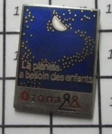 414A Pin's Pins / Beau Et Rare : ESPACE / CIEL ETOILé LA PLANETE A BESOINDES ENFANTS OZONA CROISSANT DE LUNE - Space