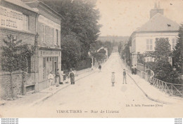 X22- 61) VIMOUTIERS (ORNE) RUE DE LISIEUX - ( ANIMEE - HABITANTS - 2 SCANS ) - Vimoutiers