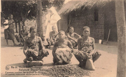 CONGO - Haut Congo Belge - Femmes Cassant Les Graines De Ricin - Animé - Carte Postale Ancienne - Belgisch-Kongo