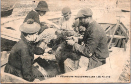 CPA - SELECTION -   MARSEILLE  -  Pêcheurs Raccommodant Les Filets. - Artesanos