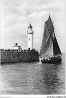 AIUP8-0796 - PHARE - Le Tréport - Barque Passant Devant Le Phare - Lighthouses