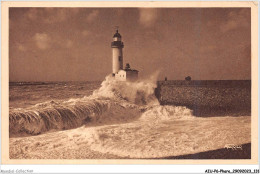 AIUP6-0557 - PHARE - Le Treport - Le Phare Par Tempete - Phares