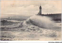 AIUP6-0532 - PHARE - Le Tréport - La Jetée Un Jour De Temepete - Phares