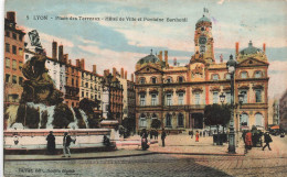 FRANCE - Lyon - Vue De La Place Des Terreaux - Hôtel De Ville Et Fontaine Bartholdi - Colorisé - Carte Postale Ancienne - Autres & Non Classés