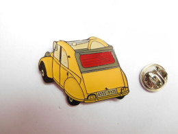 Superbe Pin's , Auto Citroën 2 CV , 2CH , Jaune , Décapotée , Fond Noir , Verso Quadrillé - Citroën