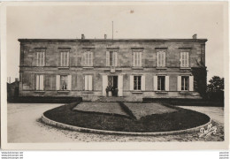 T9-33) LESPARRE (GIRONDE) L ' HOTEL DE VILLE - ( ANIMEE - PERSONNAGES - OBLITERATION DE 1962 - 2 SCANS ) - Lesparre Medoc