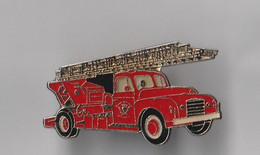 PIN'S THEME POMPIERS DE PARIS   LOGO AVEC DOUBLE CHELLE VEHICULE RENAULT - Brandweerman