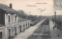 ARCUEIL-CACHAN (Val-de-Marne) - La Gare, Arrivée Du Train - Voyagé 1906 (2 Scans) Hôtel Colbert 56 R Richelieu Paris 1er - Arcueil