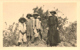 Mahaut , La Dominique , Antilles * Carte Photo *le Père ALPHONSE Et 4 Natifs Sur La Route * Antilla - Dominica