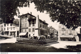 D64  HASPARREN  La Place De L'Église Et Le Monument Aux Morts - Hasparren