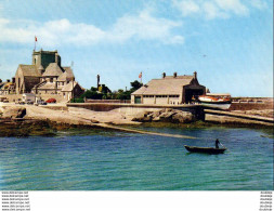 D50  BARFLEUR  L'Église Et Le Canot De Sauvetage Sortant De Son Abri - Barfleur