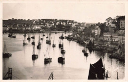 FRANCE - Audierne (Finistère) - Vue Générale Du Port - Bateaux - Les Maisons Autour Du Port - Carte Postale Ancienne - Audierne