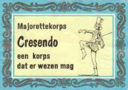 Dutch Matchbox Label, Majorettekorps Cresendo, Een Korps Dat Er Wezen Mag, Holland, Netherland - Boites D'allumettes - Etiquettes