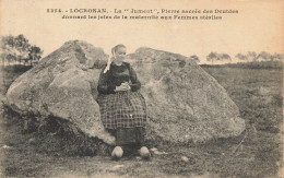 Locronan * La Jument , Pierre Sacrée Des Druides * Menhir Monolithe * Femme En Coiffe - Locronan