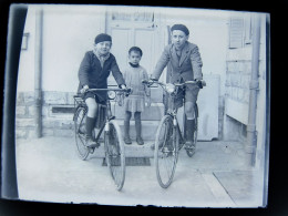 Annees 30 Photographie Plaque Verre NEGATIF Enfants Avec Bicyclette Velo 9 X 12 Cm - Plaques De Verre