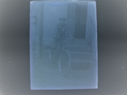 Annees 30 Photographie 2 Plaque Verre NEGATIF Enfant Avec Bicyclette Velo 9 X 12 Cm - Glass Slides