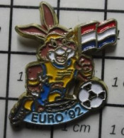 713b Pin's Pins / Beau Et Rare / SPORTS / FOOTBALL EURO SUEDE 192 LAPIN LIEVRE DRAPEAU HOLLANDE - Football