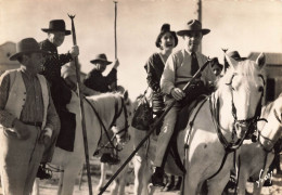 Les Saintes Maries De La Mer * Guardians De Camargue Et Arlésiennes Aux Fêtes - Saintes Maries De La Mer