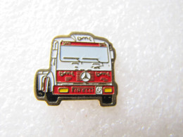 PIN'S     CAMION  MERCEDES-BENZ  PIRELLI - Transports