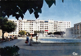 69  VILLEURBANNE  Bassins Et Jets D'eau Sur La Place       (Scan R/V) N°   16   \MR8040 - Villeurbanne