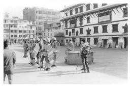 NEPAL KATMANDOU Durban Square  Soldats Un Jour De Manifestation Année 1984  Katmandhu  Katmandu N°   2   \MR8073 - Nepal